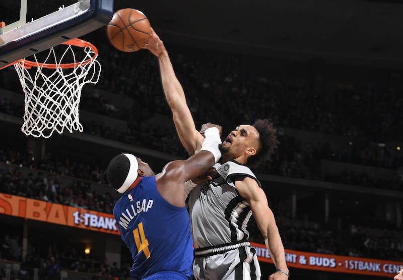 Derrick White dunk sur Paul Millsap
