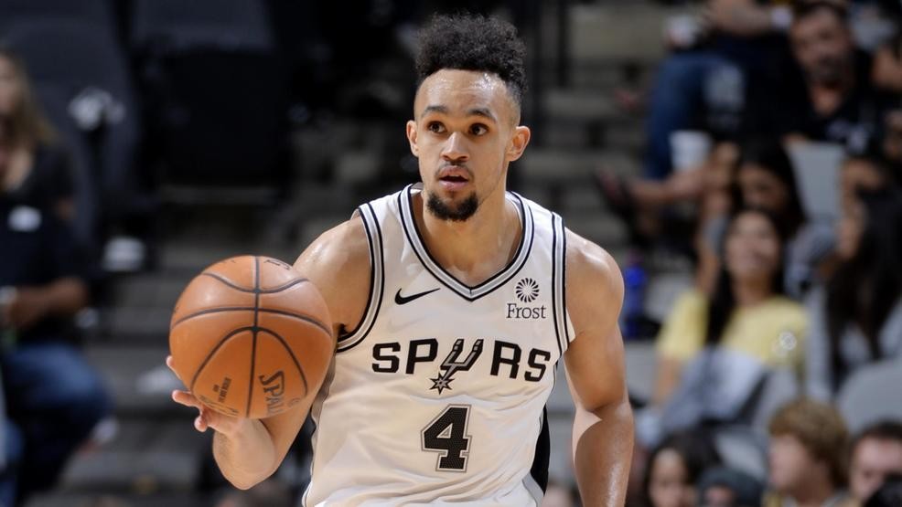 Derrick White balle en main